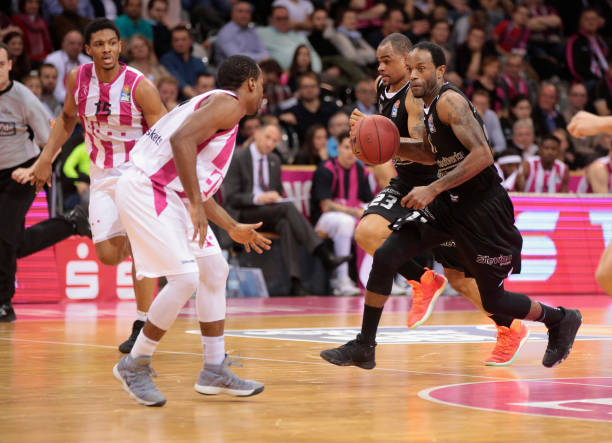 上造成了球 上造成了球